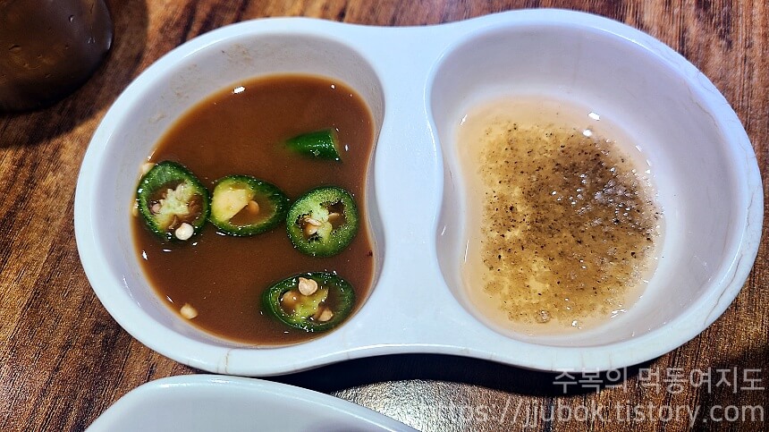 황소고집-돌곱창-밑반찬-곱창-소스