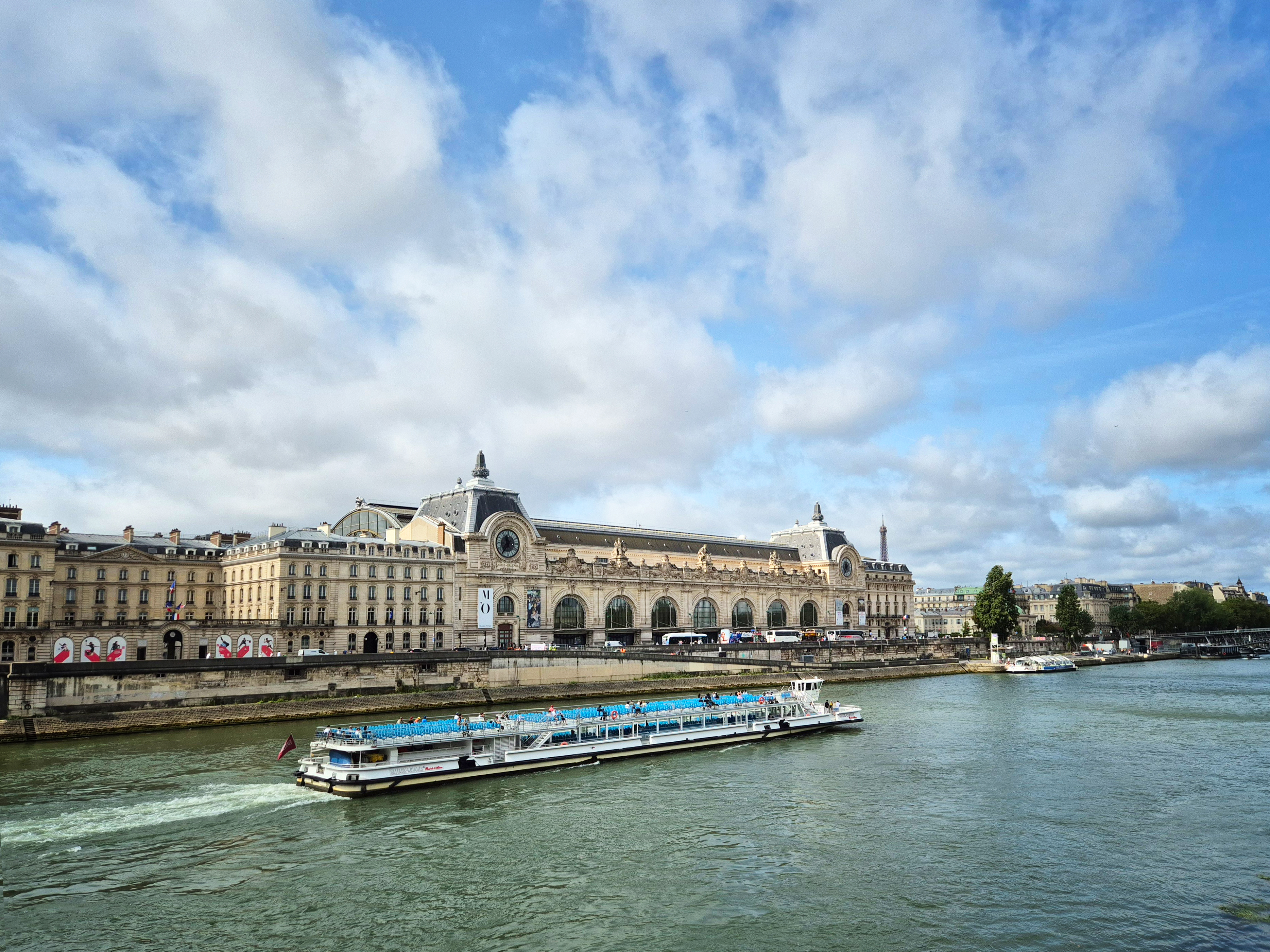 파리 세느강 다리(Pont Royal)에서 바라본 오르세 미술관(Mus&eacute;e d'Orsay)과 유람선 무료이미지