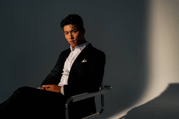 조명을 받은 남성의 진중한 표정, ENTJ 또는 ESTJ 유형의 리더십 분위기