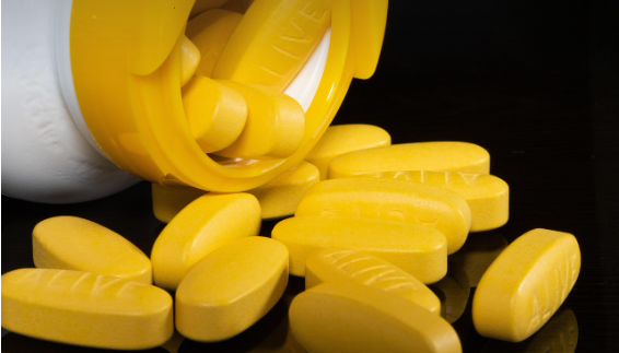 요즘 학부모가 주목하는 청소년 영양소 (심리 안정, 성장기, 멀티비타민), 노란색 비타민 알갱이와 통 사진