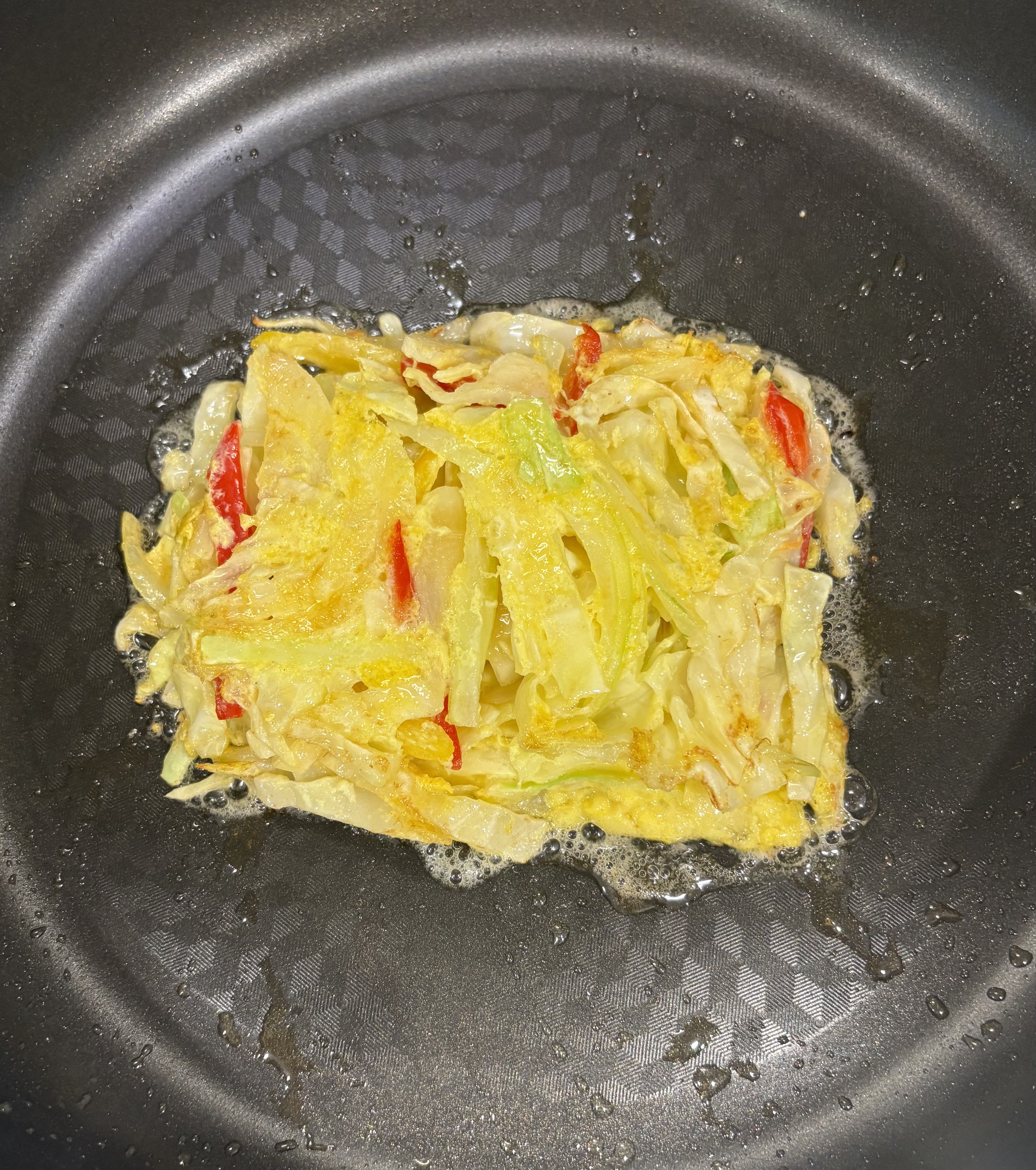 야채와 섞은 계란물을 후라이팬에 부치기