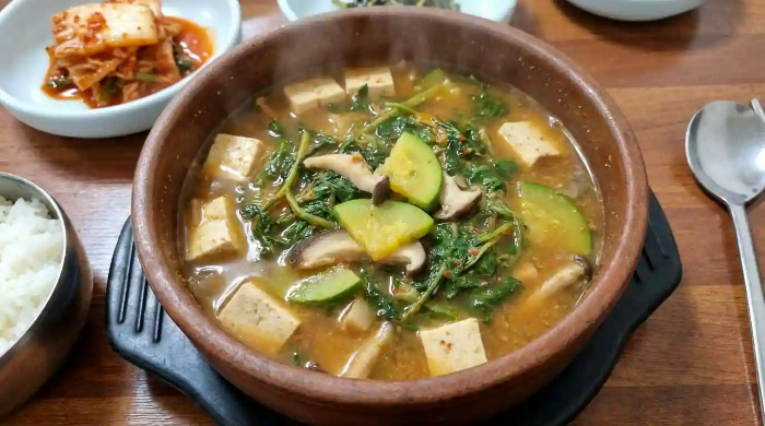 두부, 호박, 버섯이 들어간 냉이 된장찌개