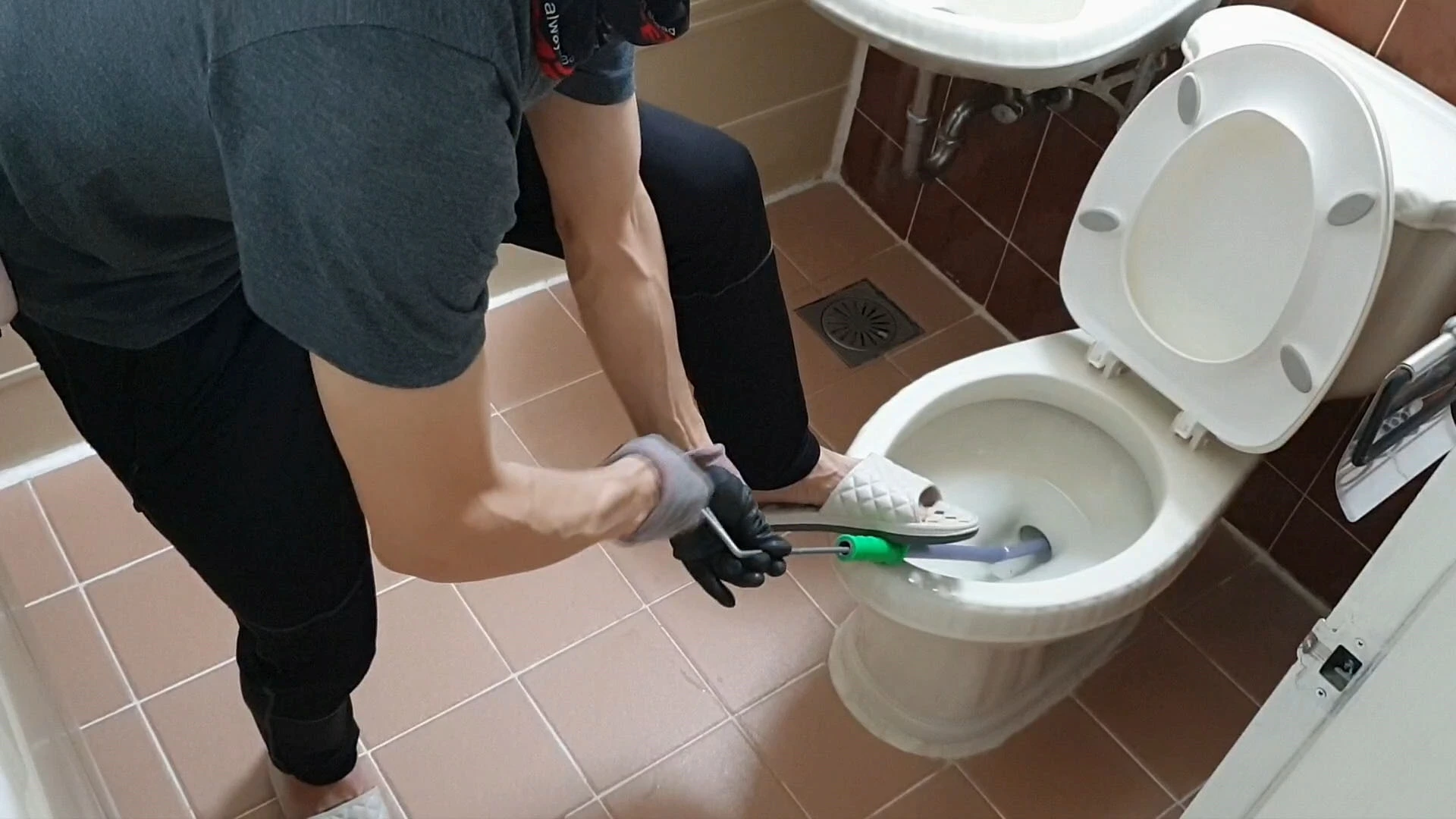 관통기로 막힌 변기 뚫는 모습