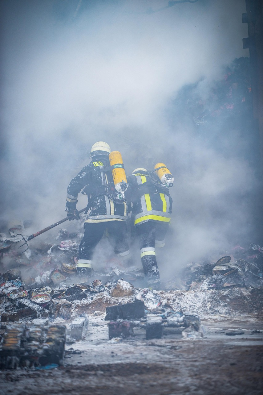 진화하고 있는 소방관 사진
