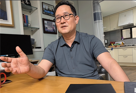 김경호 변호사는 법원이 발부한 구인 영장이 정당함에도 불구하고 이를 집행하지 않은 행위는 명백한 법 집행 방해라고 판단했습니다. 전직 대통령 예우를 이유로 영장 집행을 거부한 것은 법률에 근거하지 않은 자의적 결정이라고 보고 있습니다. 공무원이 직무를 회피한 책임을 분명히 하고, 법치주의 원칙을 지키기 위해 고발이 필요하다고 밝혔습니다.