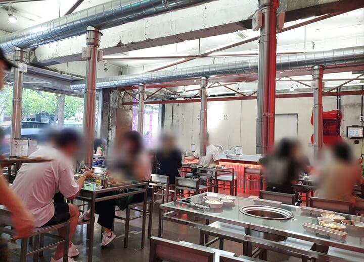 은화계-도산대로점-살짝-허름-느낌의-내부에서-사람들이-닭구이를-먹고-있다