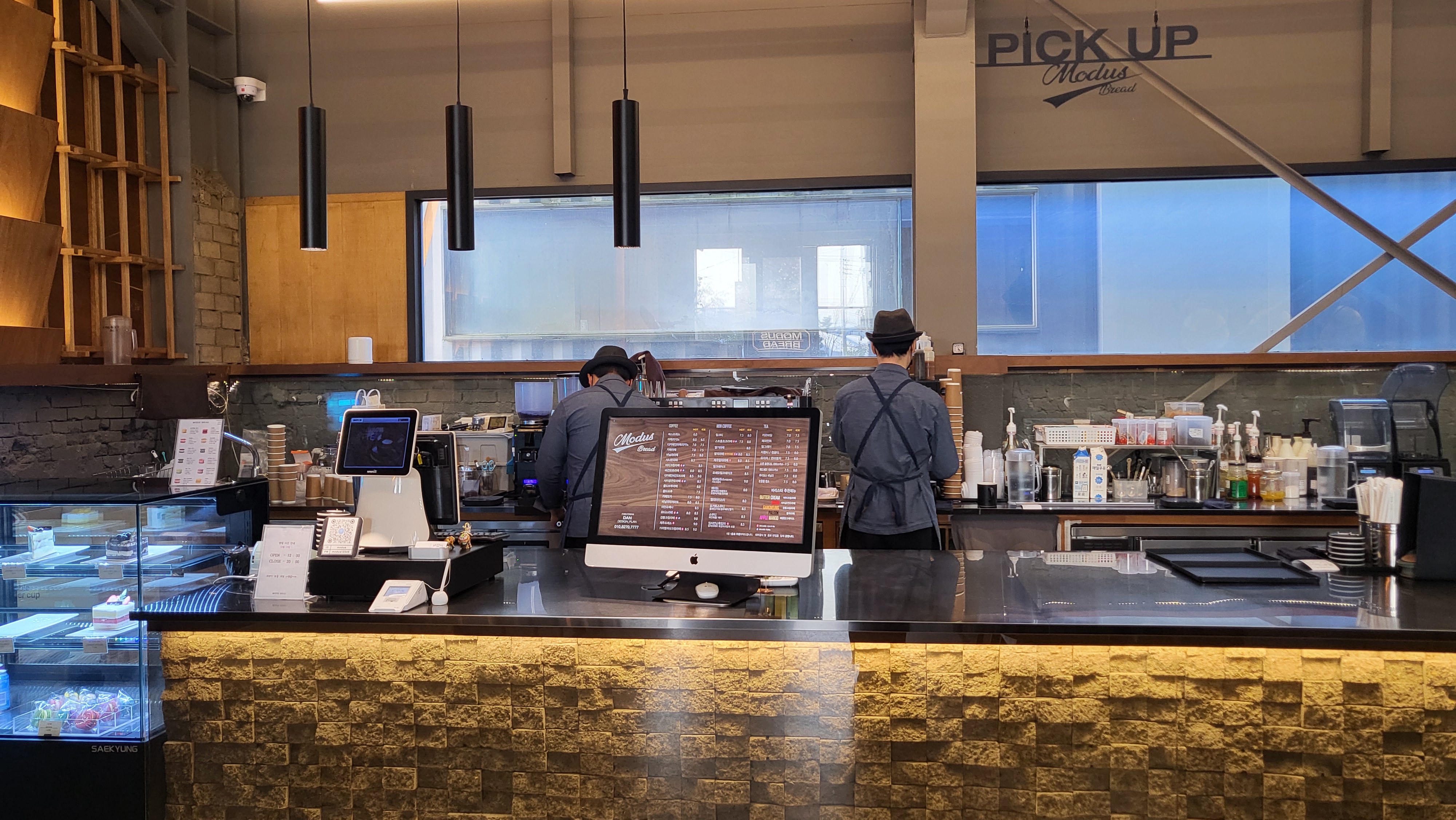 모더스브레드 카페의 주문대와 주방 사진