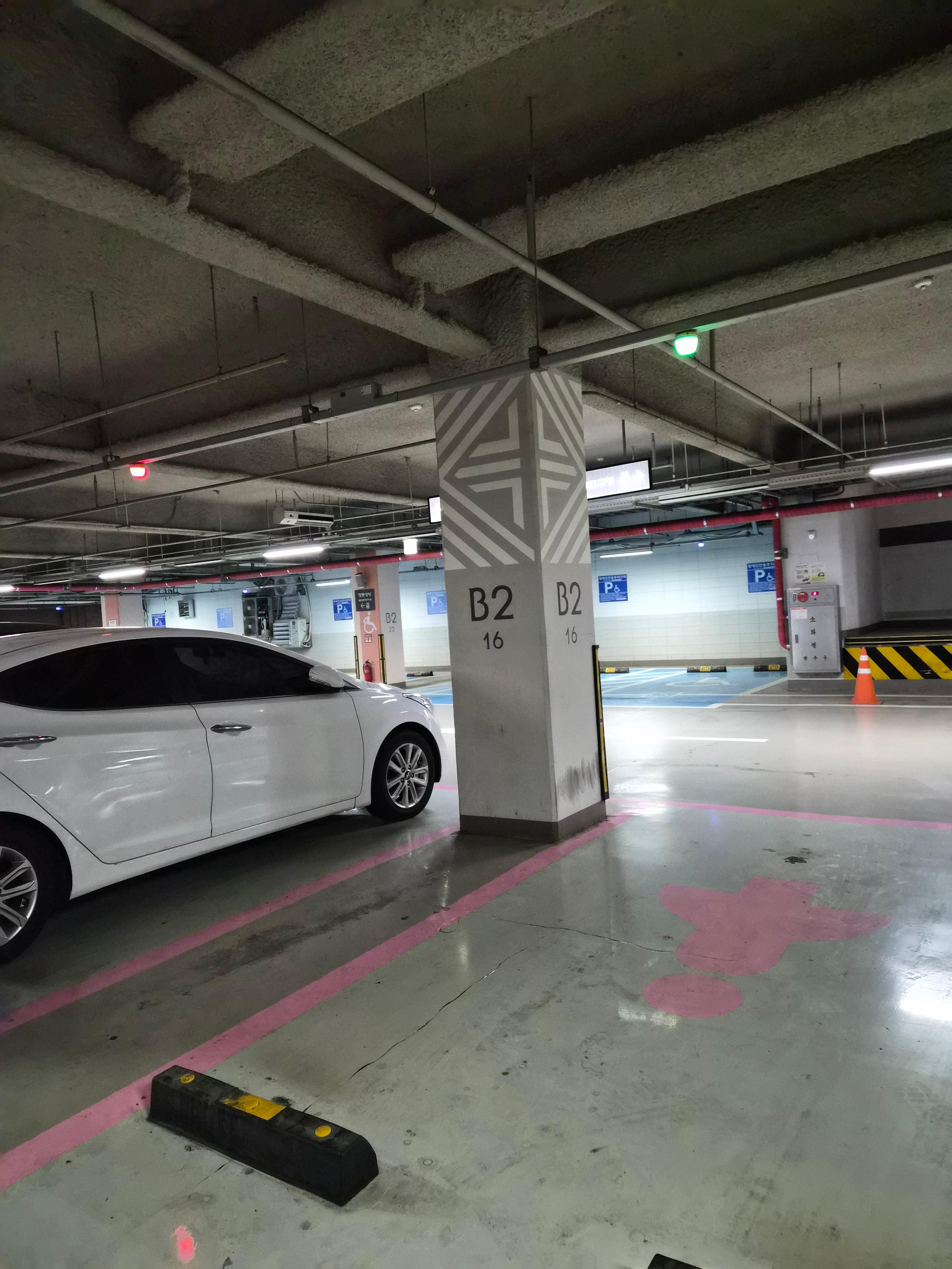 명동성당 주차장 내부 모습, 깔끔하고 편리한 서울 도심 주차 공간