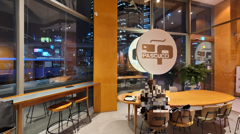 바 테이블 및 단체석