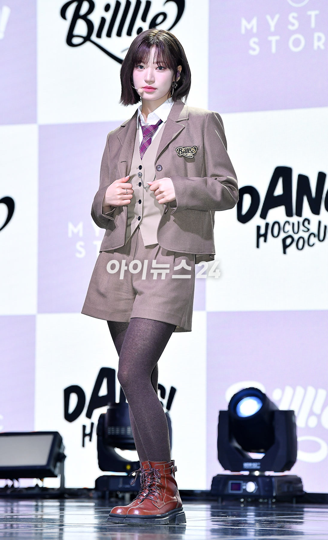 걸그룹 빌리(Billlie) 시윤이 23일 오후 서울 서교동 신한카드pLay스퀘어 라이브홀에서 &#39;사이드-비:메모얼스 오브 에코 언씬(side-B : memoirs of echo unseen)&#39; 발매 기념 쇼케이스에서 무대를 선보이고 있다. [사진=곽영래 기자]