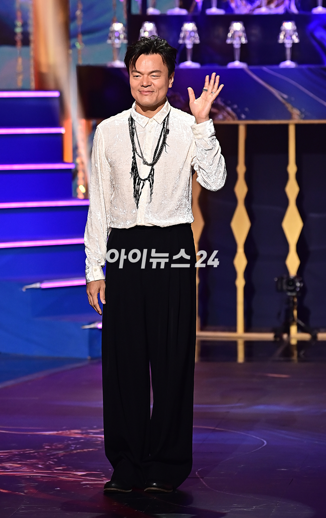 가수 박진영이 23일 오후 서울 여의도 KBS 신관 공개홀에서 열린 KBS 2TV &#39;골든걸스&#39; 쇼케이스에서 포토타임을 갖고 있다. [사진=곽영래 기자]