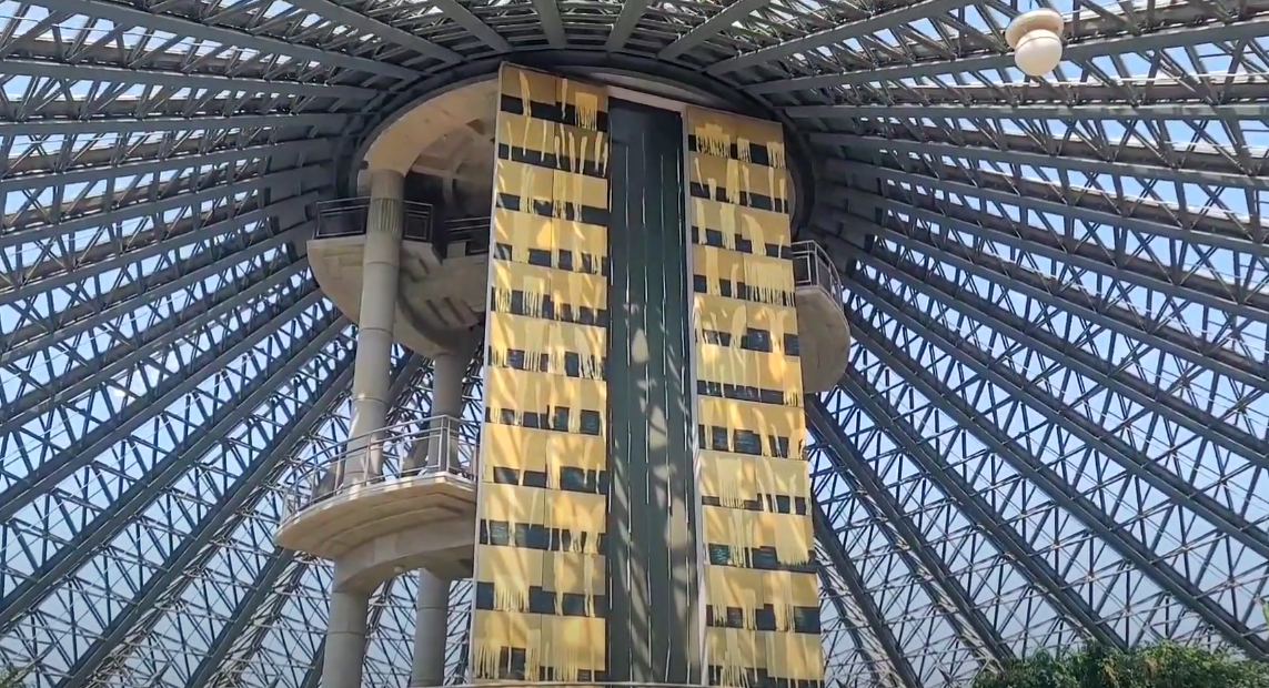 천지연폭포를 연상해서 제작된 여미지식물원의 유리온실의 모습입니다.