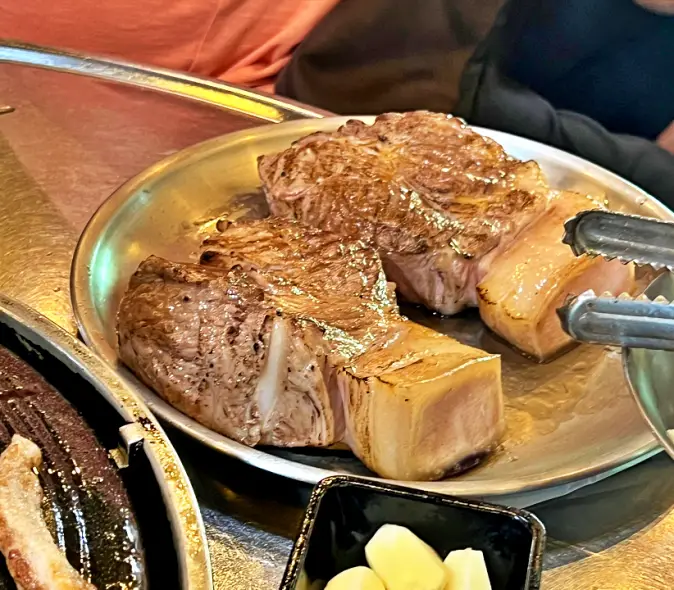 오겹살 두께 확인해보세요. 제주연돈가 오겹살은 정말 두껍습니다.