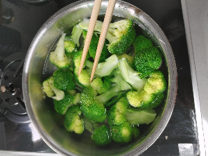 브로콜리-데치기