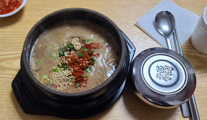 제주맛집 우진해장국 고사리육개장 인천국제공항맛집 외부 대기실 내부 메뉴판 삼다수제공 고사리육개장
