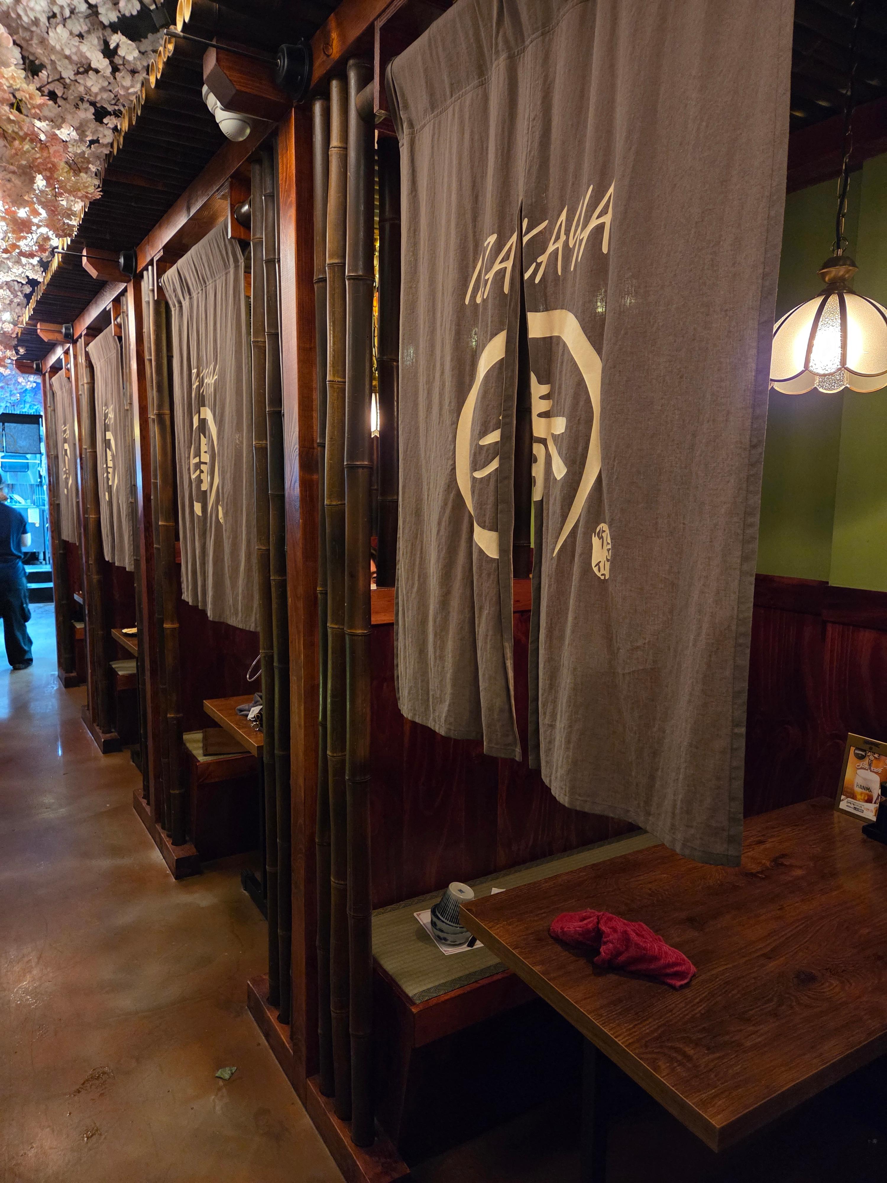 영등포 이자카야 춘 매장 인테리어와 조명 분위기