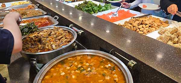 다양한 국과 메인요리 뷔페 구성