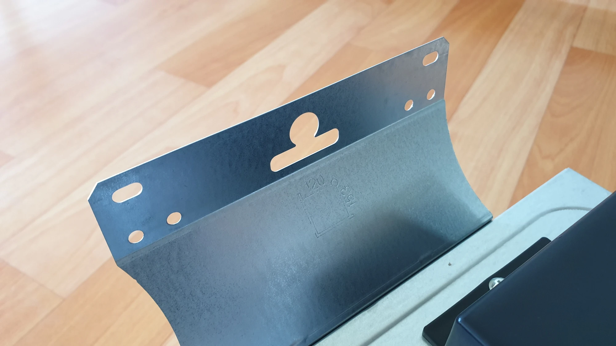 후드 고정 볼트 위치