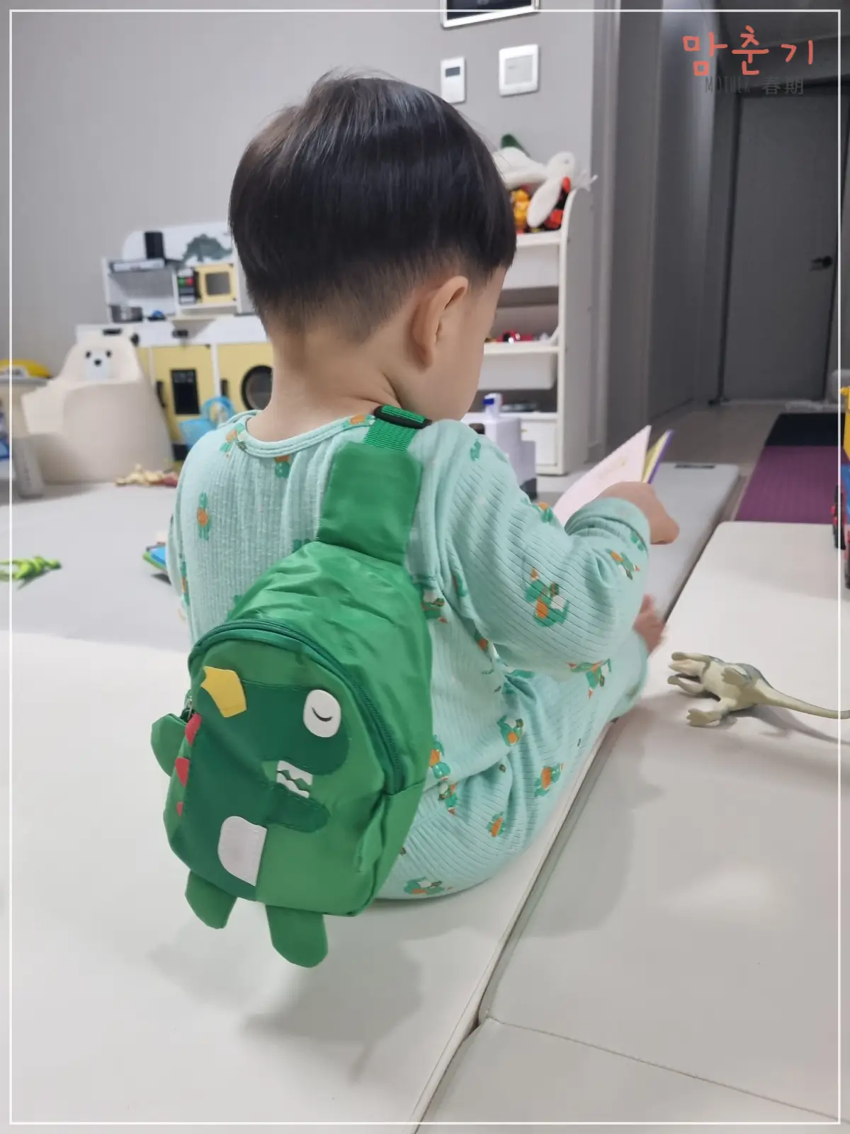 어린이집단체선물-키즈슬링백-공룡슬링백-두돌아기-착용모습