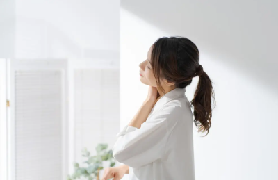 목이 아픈 여성