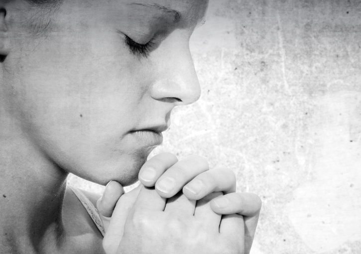 여자가 기도하는 사진