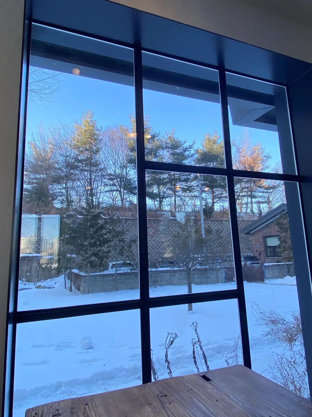 첼로네시아-카페형-공간-외부-창밖-풍경