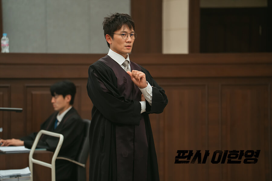 드라마 &#39;판사 이한영&#39;의 현장 포스터 1 입니다.