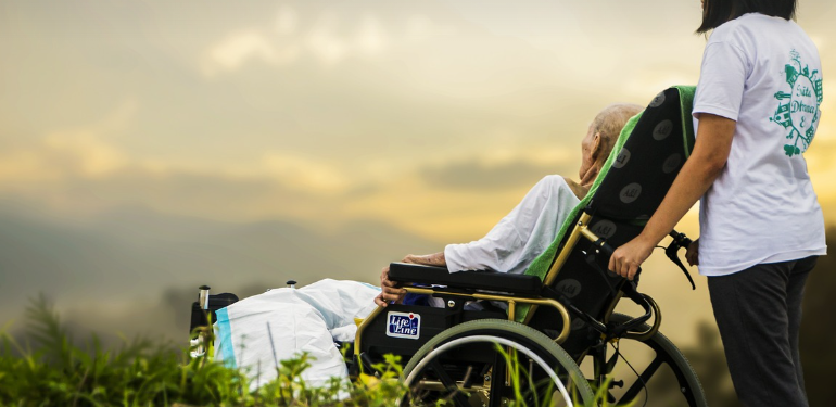 휠체어를 타고 하늘을 바라고는 어르신 사진