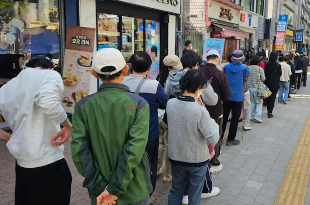 SKT 유심교체하려고 대리점에 줄서는 사람들