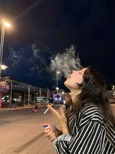 담배를-한대물고-하얀-연기를-시원하게-하늘로-내뿜는-여성