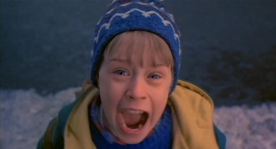 털모자 쓴 소년이 입을 벌리고 놀라서 소리치는 표정