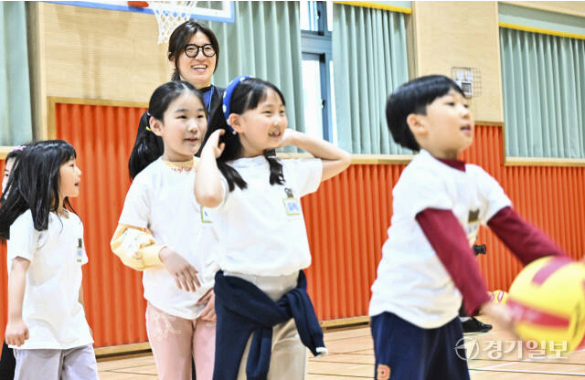 배구교실 일일강사 장미란 차관과 아이들 사진