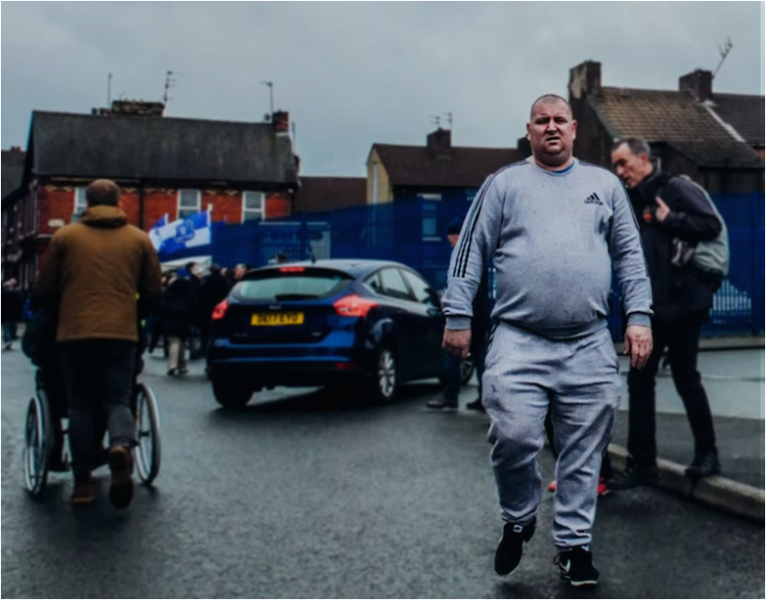 배-나온-남성이-걷고있는-거리의-모습