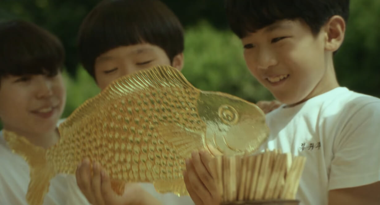 뽑기 잉어를 들고 있는 아이들