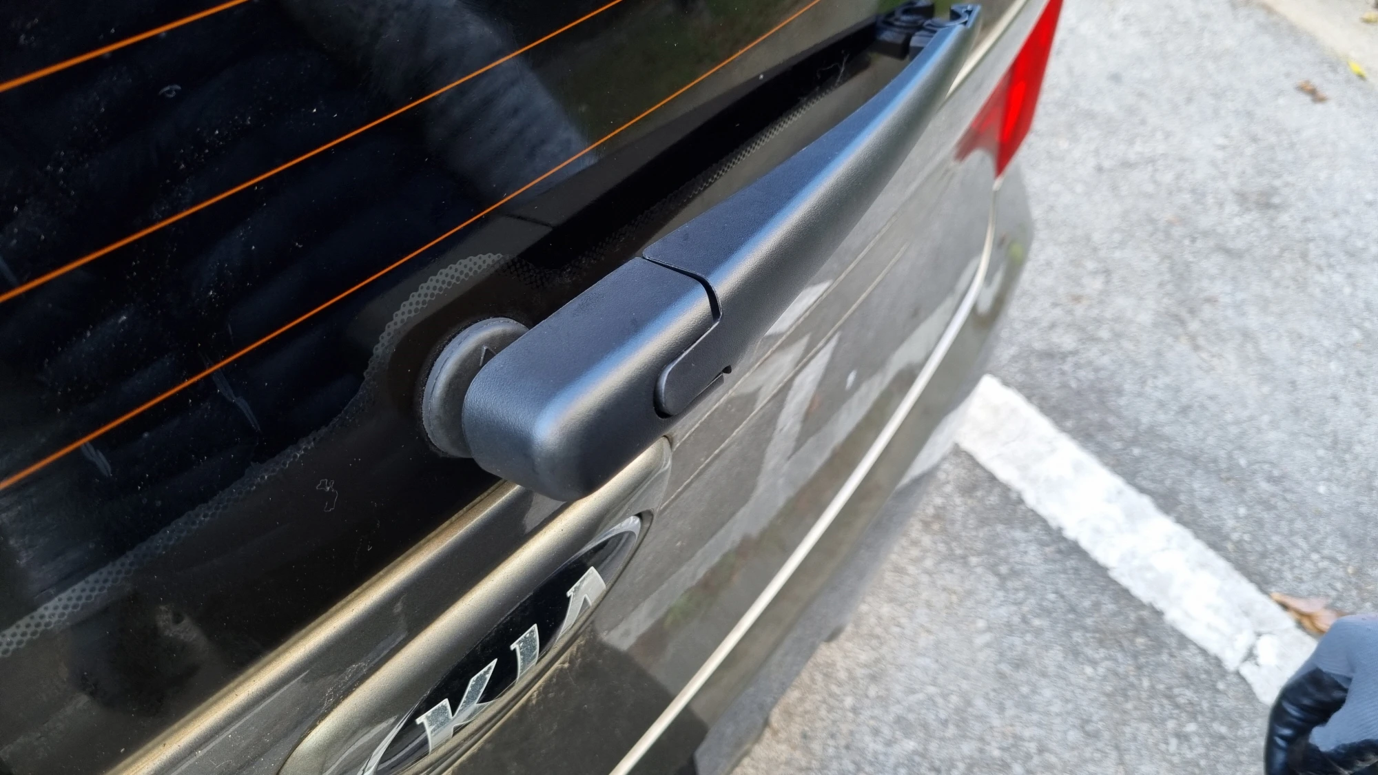 후방 와이퍼암 교체 완료 모습