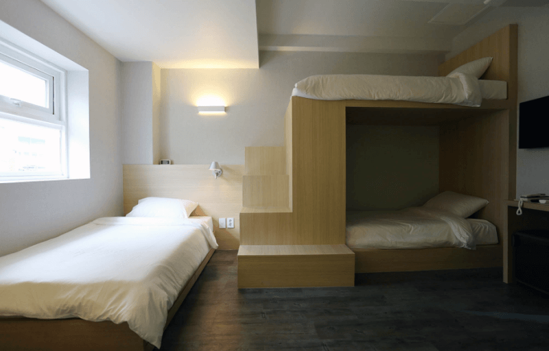 Hotel 8 hours의 패밀리룸 슈퍼싱글 침대 4개 있음