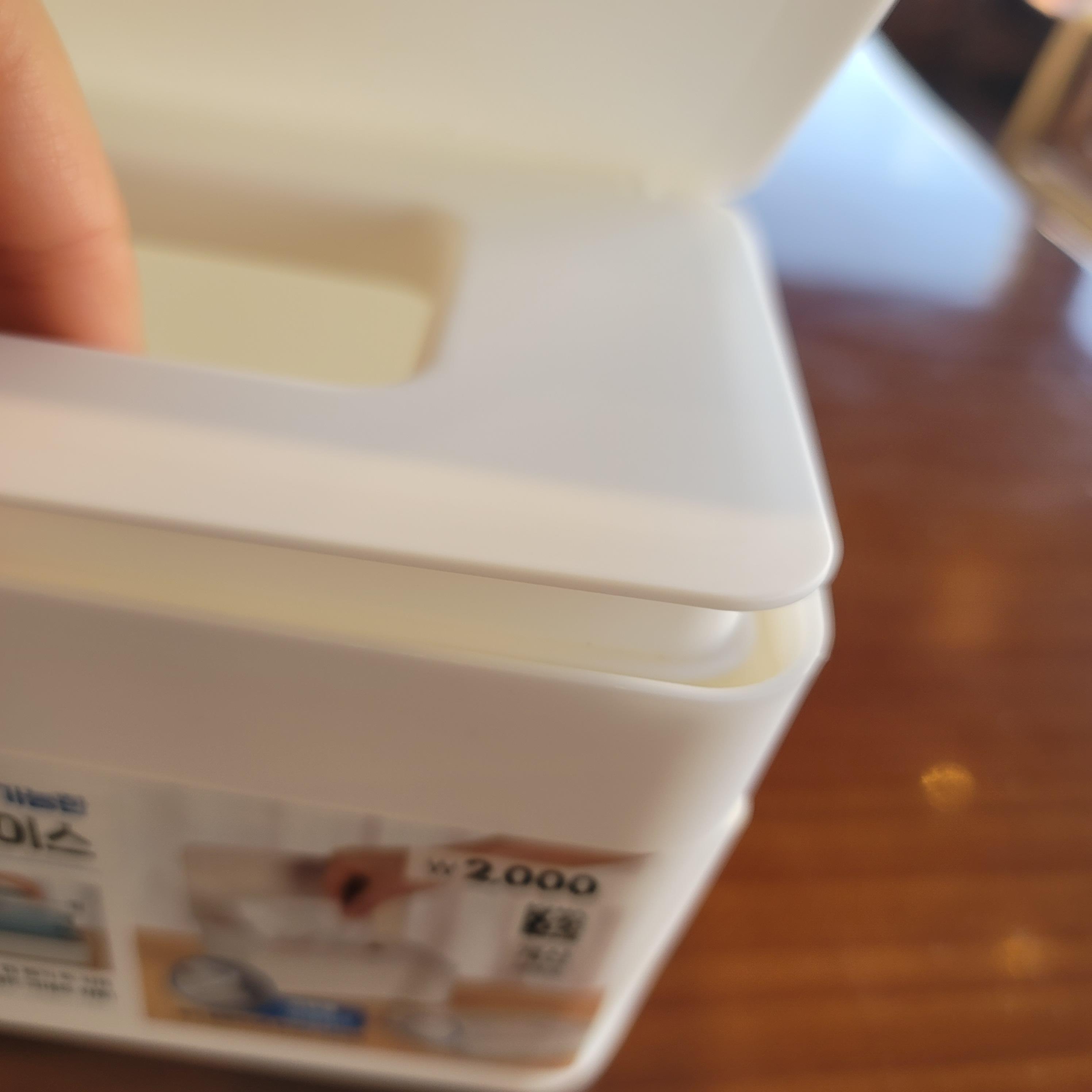 다이소 다용도 물티슈 케이스 뚜껑을 분리하고 있다.