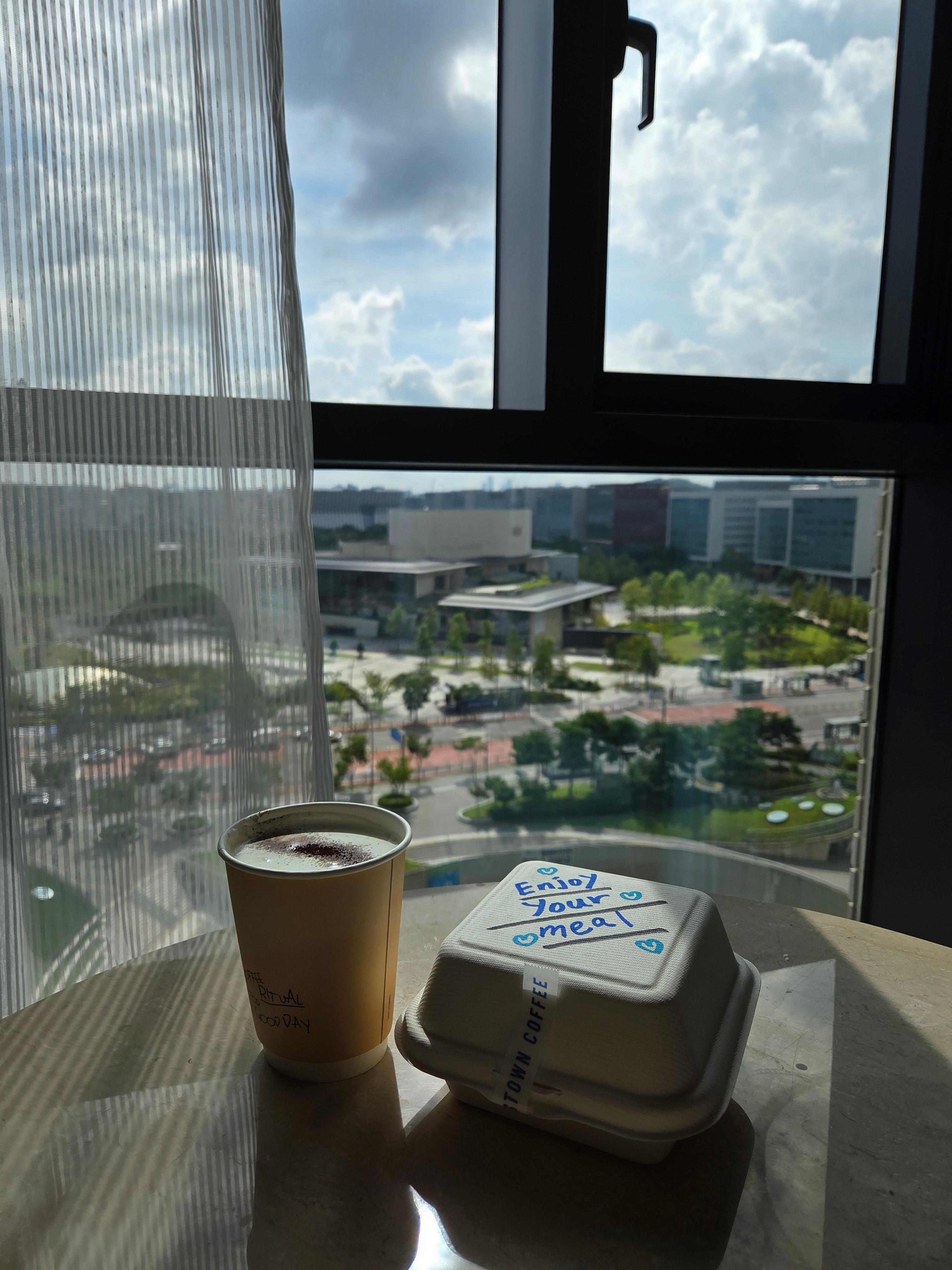 마곡 크레스타운 커피 포장 아인슈페너와 샌드위치 세트, 창가에서 보이는 마곡의 도심 뷰