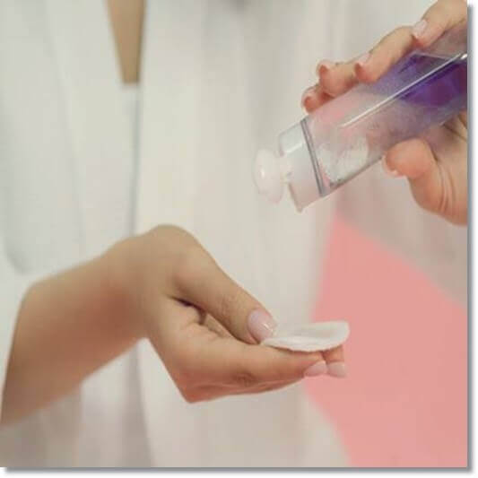 알로에겔을 피부에 바르는 여성