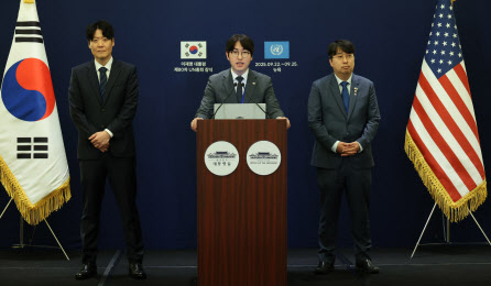 하정우 AI미래기획수석이 22일(현지시간) 미국 뉴욕 한 호텔의 한국프레스센터에서 이재명 대통령의 세계경제포럼 의장 접견 관련 브리핑을 하고 있다. 왼쪽부터 김우창 국가AI정책비서관, 하 수석, 더불어민주당 차지호 의원.