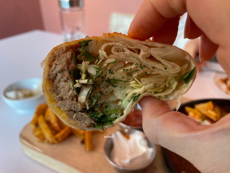 애견 동반 수원 맛집 뽁식당 호매실점 - 엔칠라다 단면