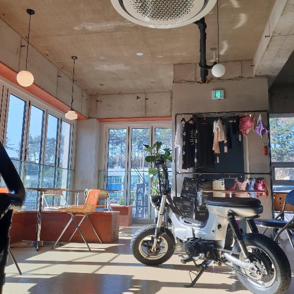 양양 카페 피프티 피프티 에스프레소 & 바 (fifty fifty Espresso & Bar)_2층 내부