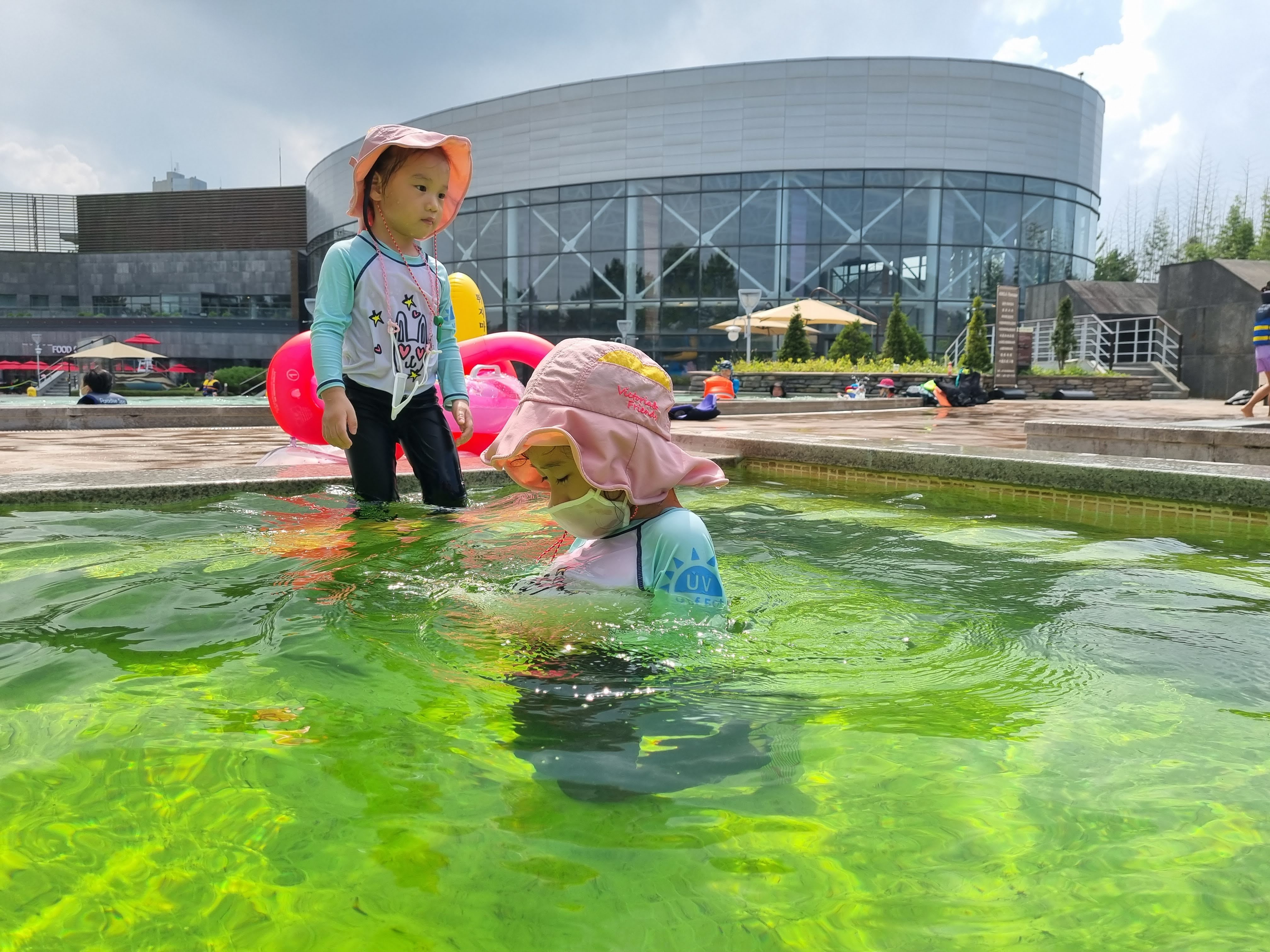 이벤트스파 이용중인 아이들