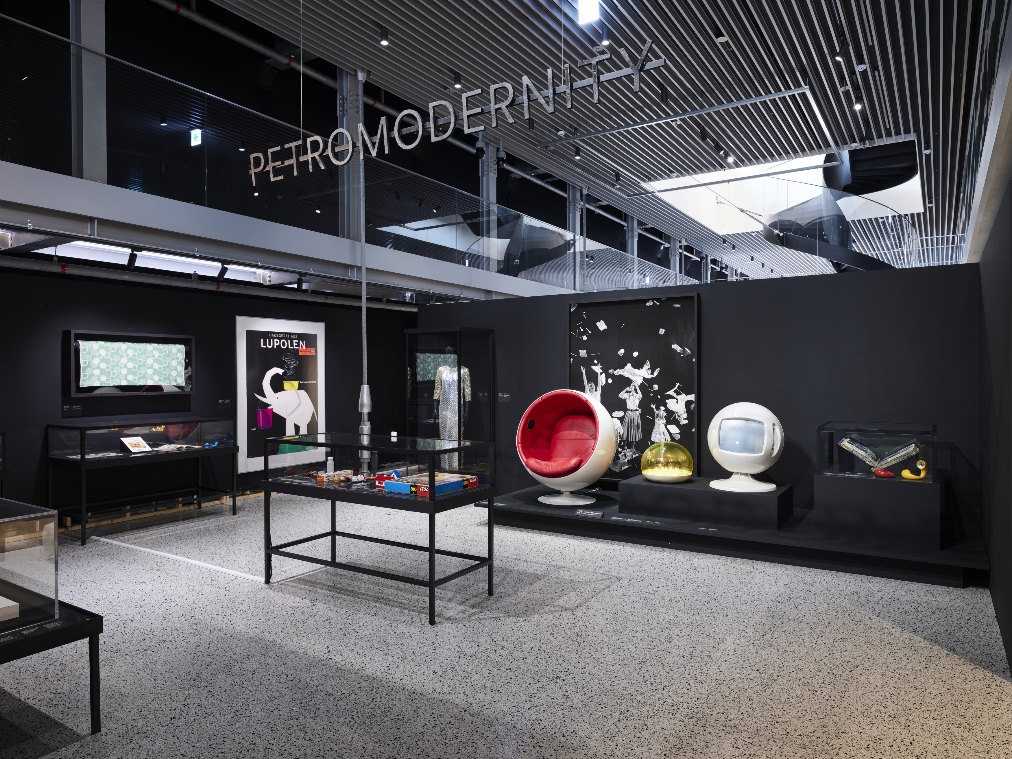 플라스틱, 새로운 발견展 섹션 3 &lsquo;페트로 모더니티&rsquo;