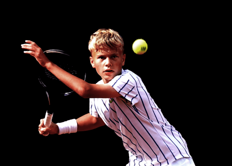 테니스 공에 열중하는 남자 사진