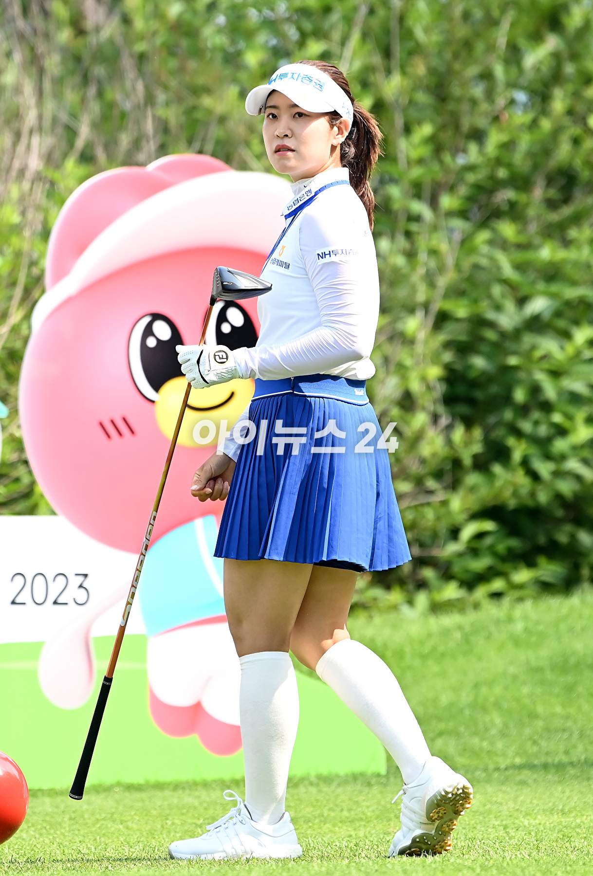 박민지(25&middot;NH투자증권)가 한국여자프로골프(KLPGA) BC카드&middot;한경 레이디스컵(총상금 8억원)에서 짜릿한 역전 우승으로 타이틀 방어에 성공했다. 대회 최종 3라운드에서 버디 6개와 보기 한 개를 묶어 5언더파 67타를 기록했다.박민지가 경기를 마무리하고 있다. [사진=곽영래 기자]