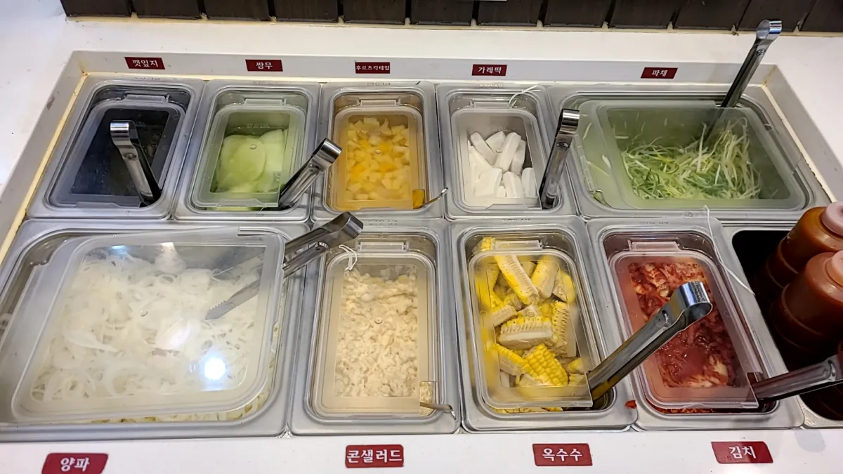 명륜진사갈비-실내-반찬들이-진열장에-가지런히-세팅되어있다