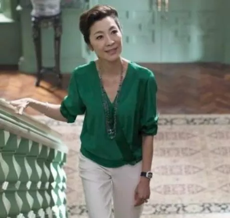 초록색 블라우스를 입고 계단을 올라가는 양자경