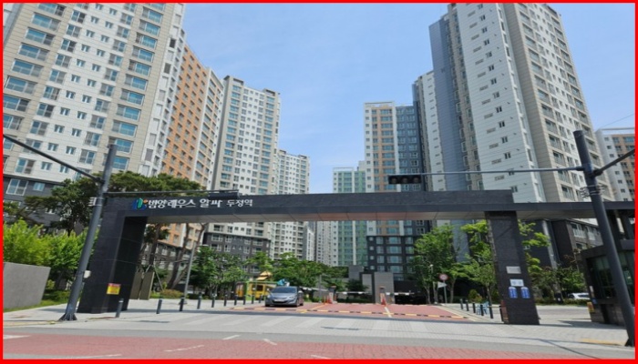 천안두정 범양레우스알파 민간임대아파트 정문 모습