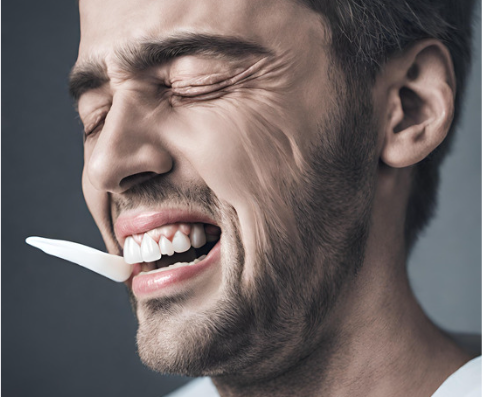 임플란트뼈이식후 관리 음주 흡연 관계_치통으로 고통받는사람